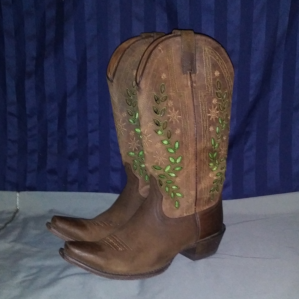 Ariat Women's Boots. Arrosa. Mocha Brown. 8.5B